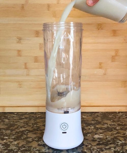 añadimos leche de avena en la batidora