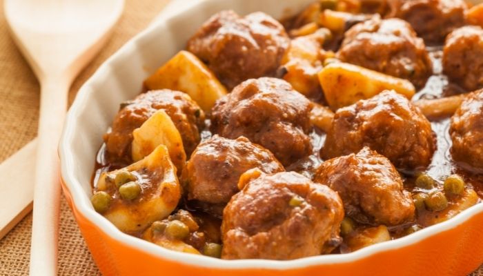 Albóndigas con sepia y guisantes