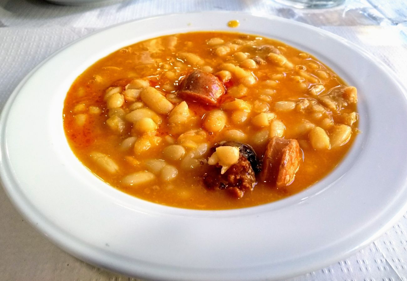 Alubias (de bote o remojadas) con chorizo, panceta y verduras: un plato ideal para el fresquito de otoño