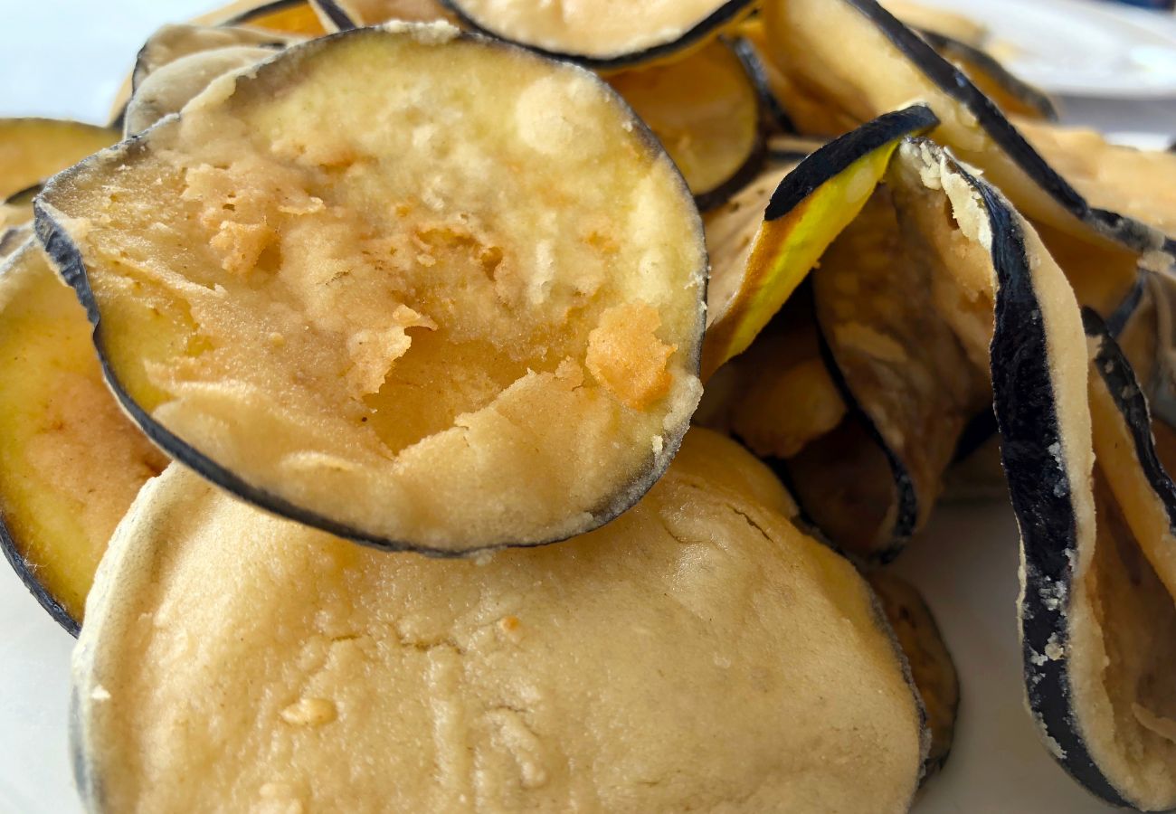 berenjenas fritas crujientes rebozadas a la cerveza
