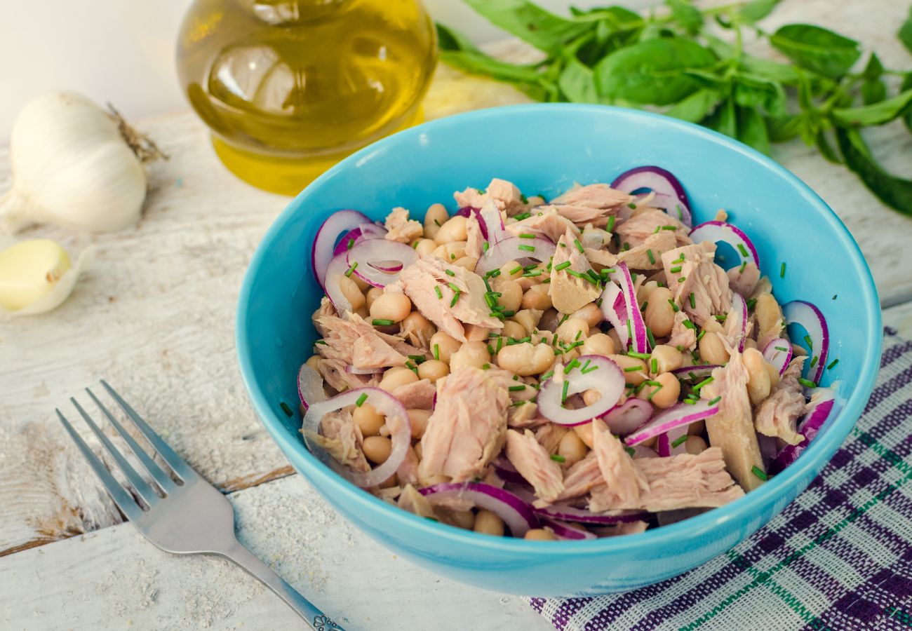 Ensalada de alubias o judías blancas y atún, la receta fría perfecta para verano