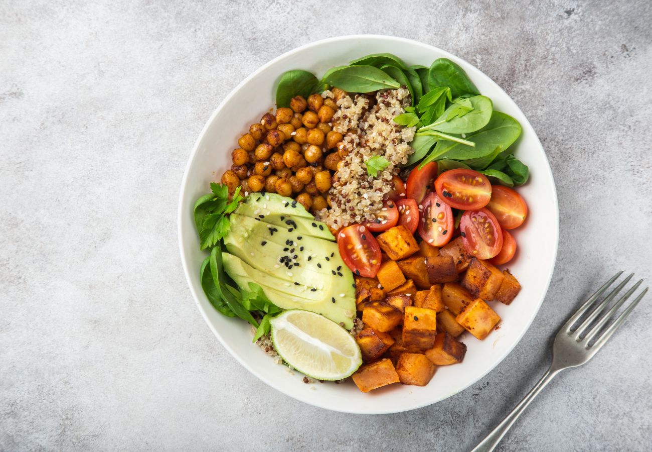 Ensalada de boniato (batata) asado y aguacate, la ensalada ideal para comer en otoño