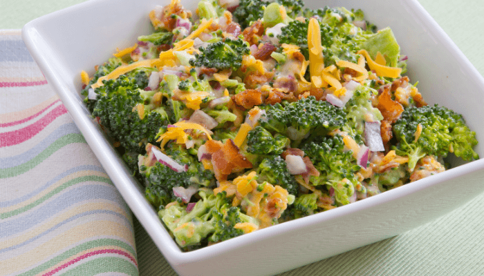 Ensalada de brócoli con manzana