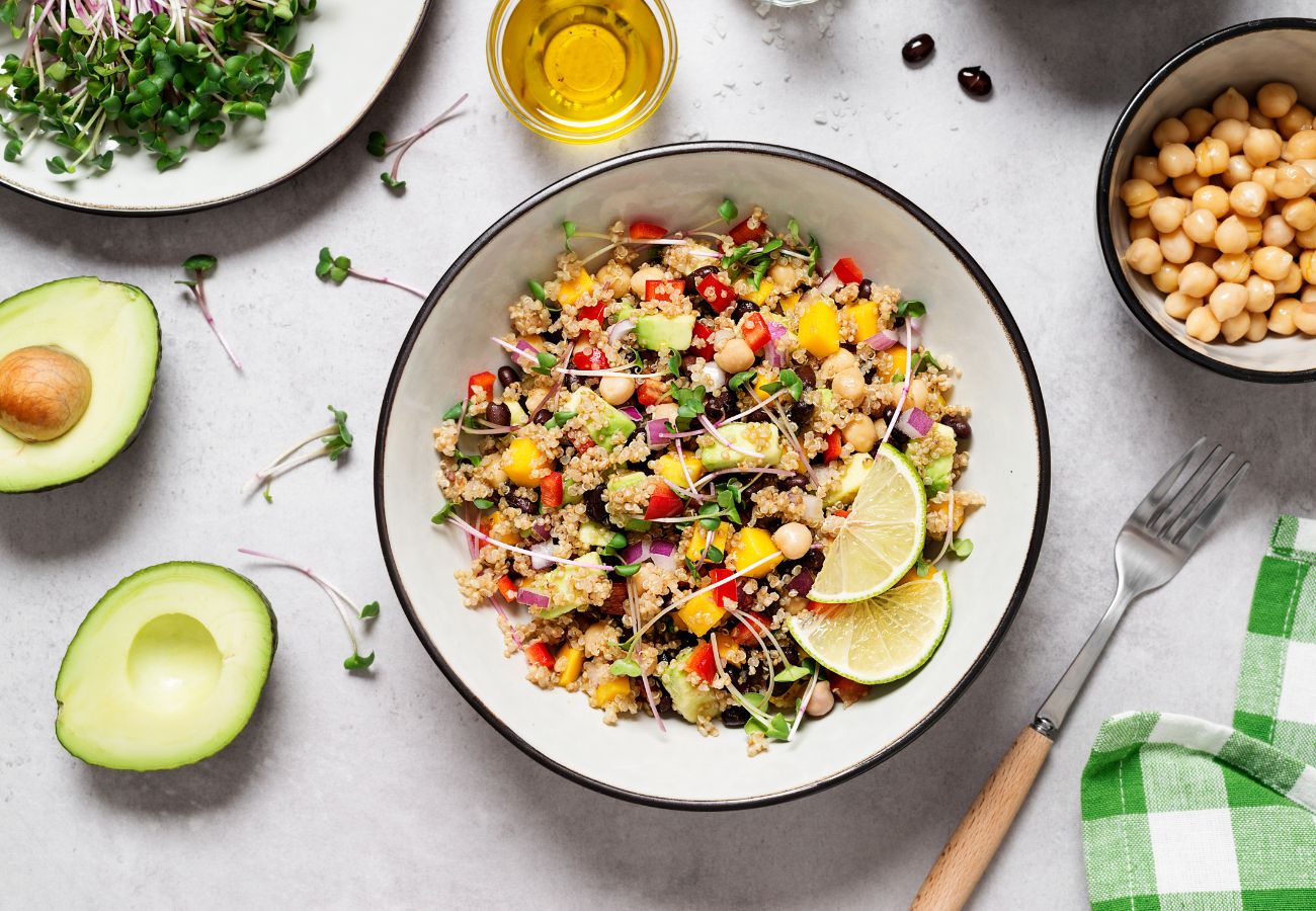 Ensalada de quinoa y aguacate con mango