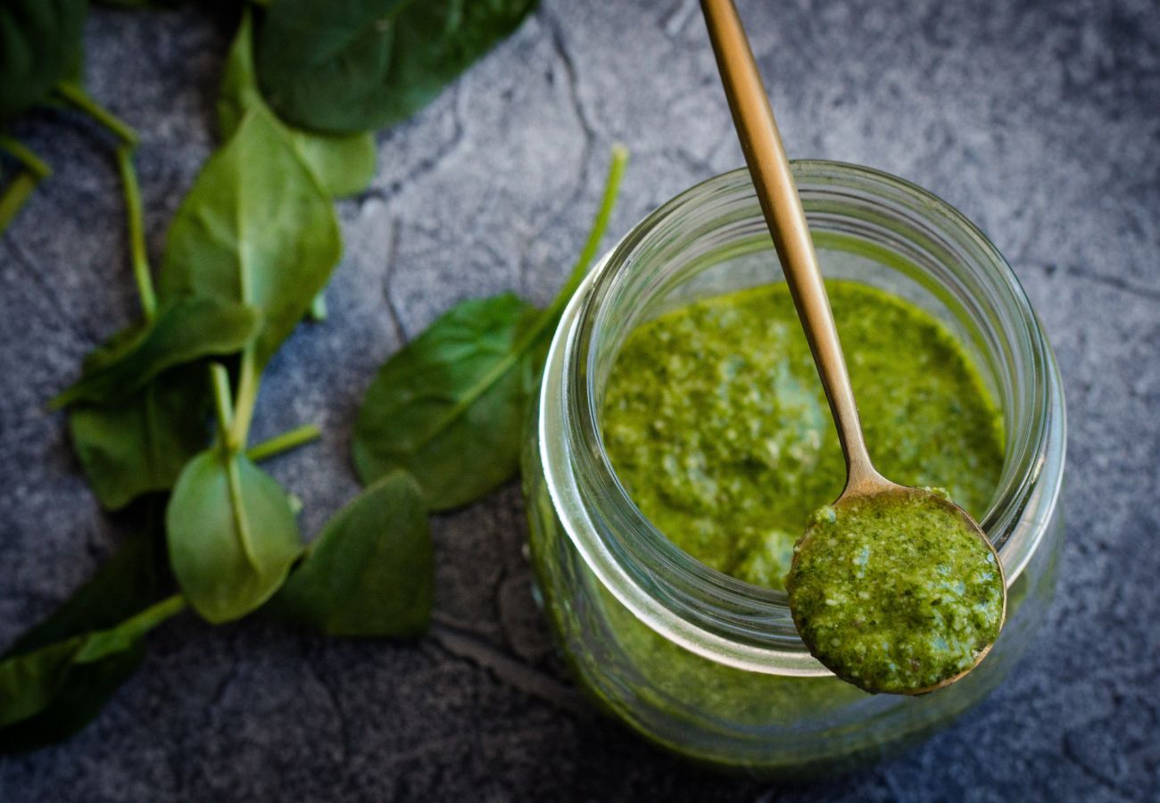 salsa pesto casera, una receta italiana perfecta para acompañar la pasta