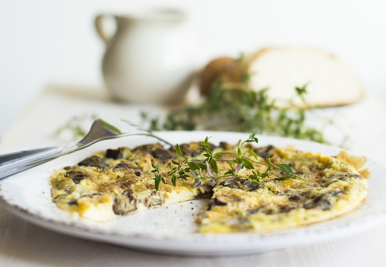 tortilla de berenjena y cebolla, la receta sana y fácil ideal para cualquier comida