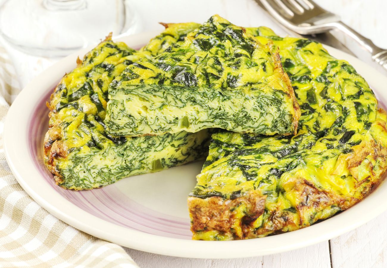 Tortilla de espinacas frescas con queso, la receta de la abuela ideal para cenar