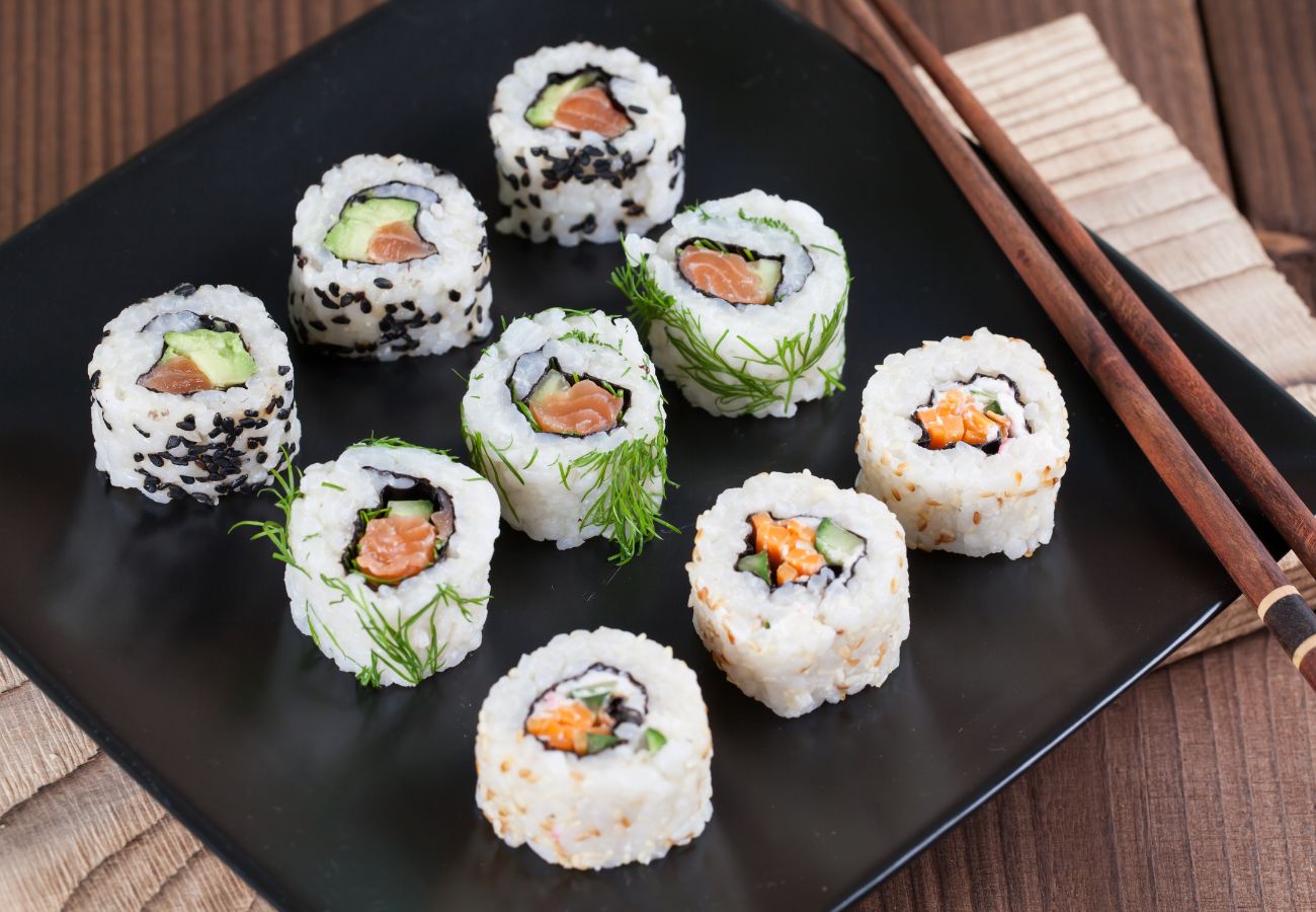 receta de Uramaki sushi, la receta tradicional japonesa de maki al revés